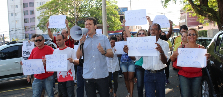 Manifestantes pedem urgência à Sanasa