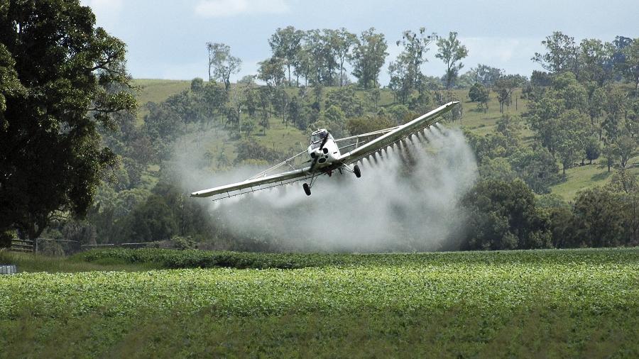 Produtor rural e piloto são condenados por lançar agrotóxico em indígenas
